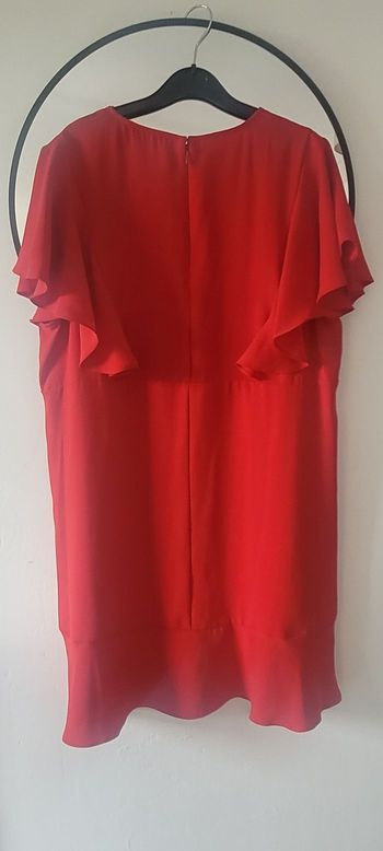 Une très jolie robe rouge de la Marque Mango