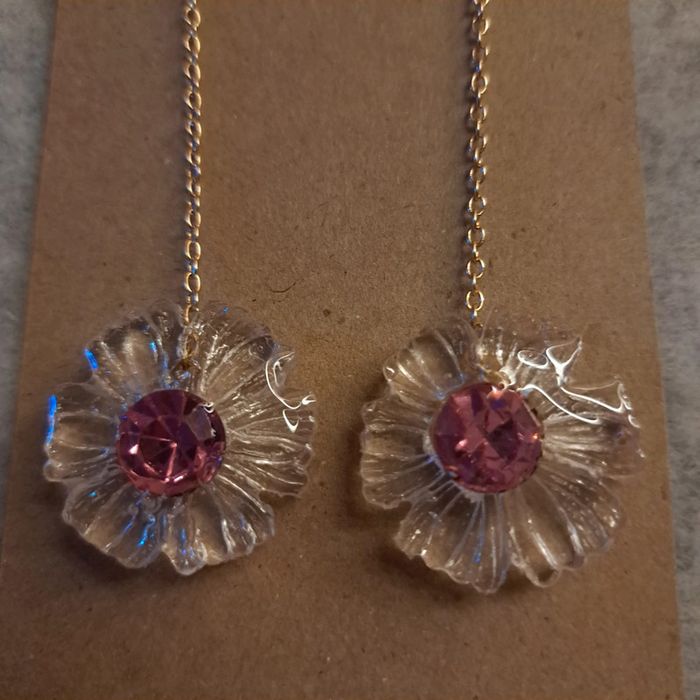 Boucles d'oreilles pendante en résine fleur - photo numéro 4