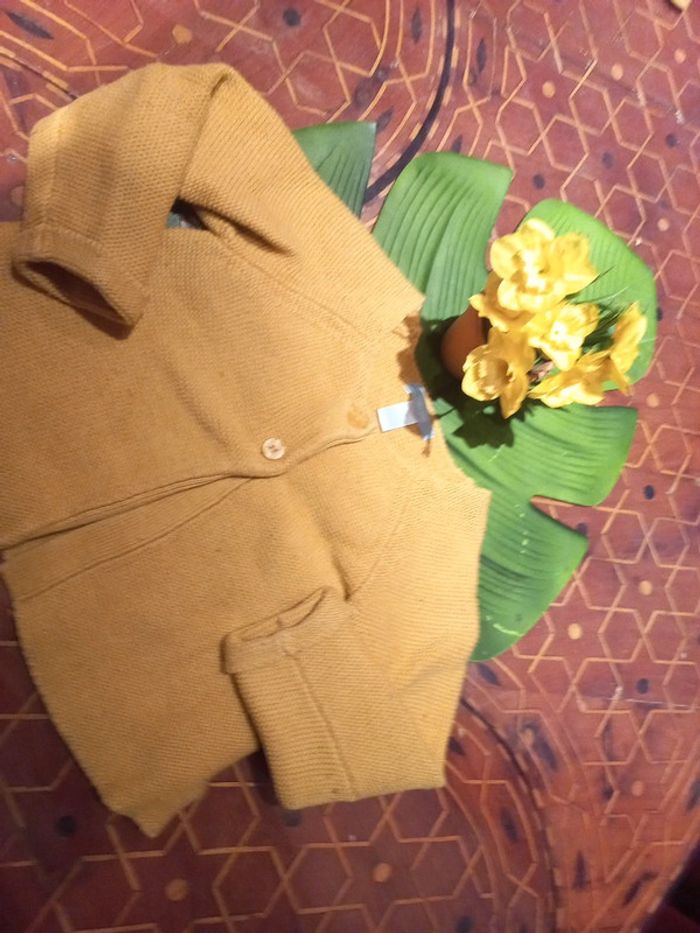 Très beau gilet ocre 23 mois création en France - photo numéro 3