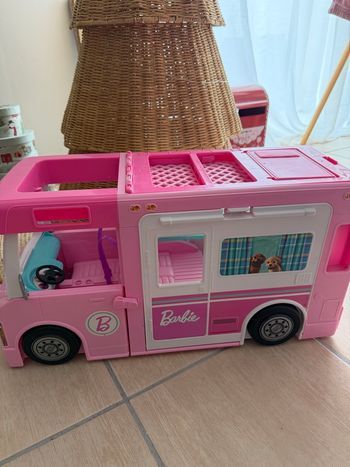 Barbie camping car avec accessoires