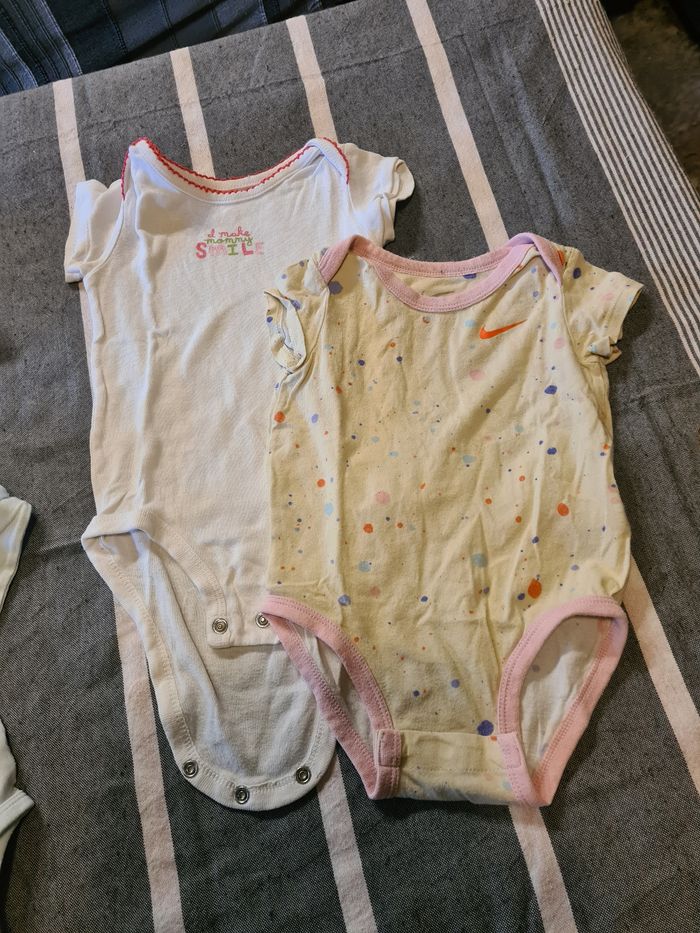 Lot 4 bodies. 9 mois. . Petit bateau - photo numéro 3