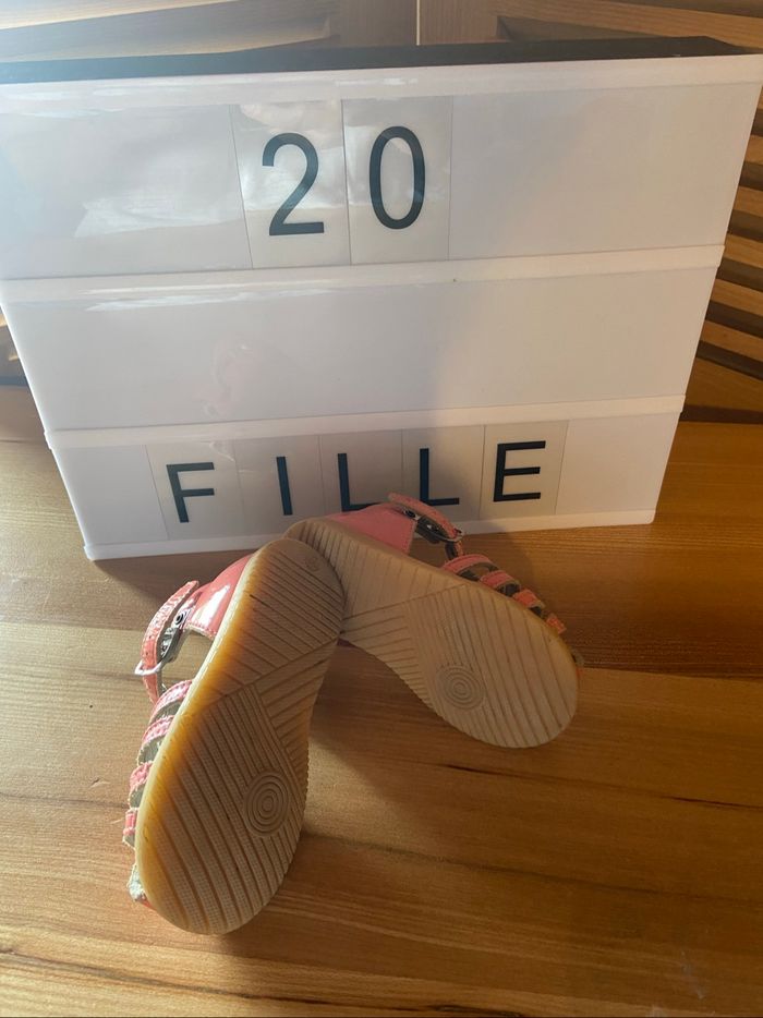Sandales fille taille 20 - photo numéro 2