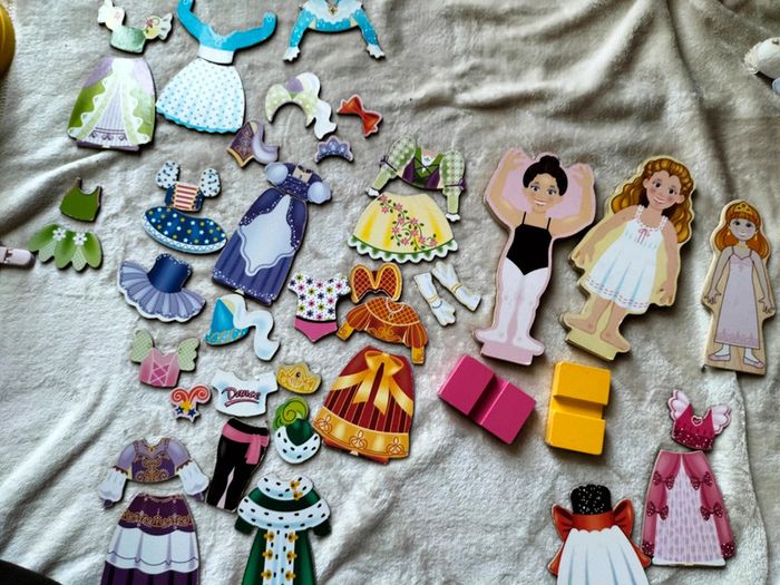 Jeux aimaintes personnages et leur accessoires