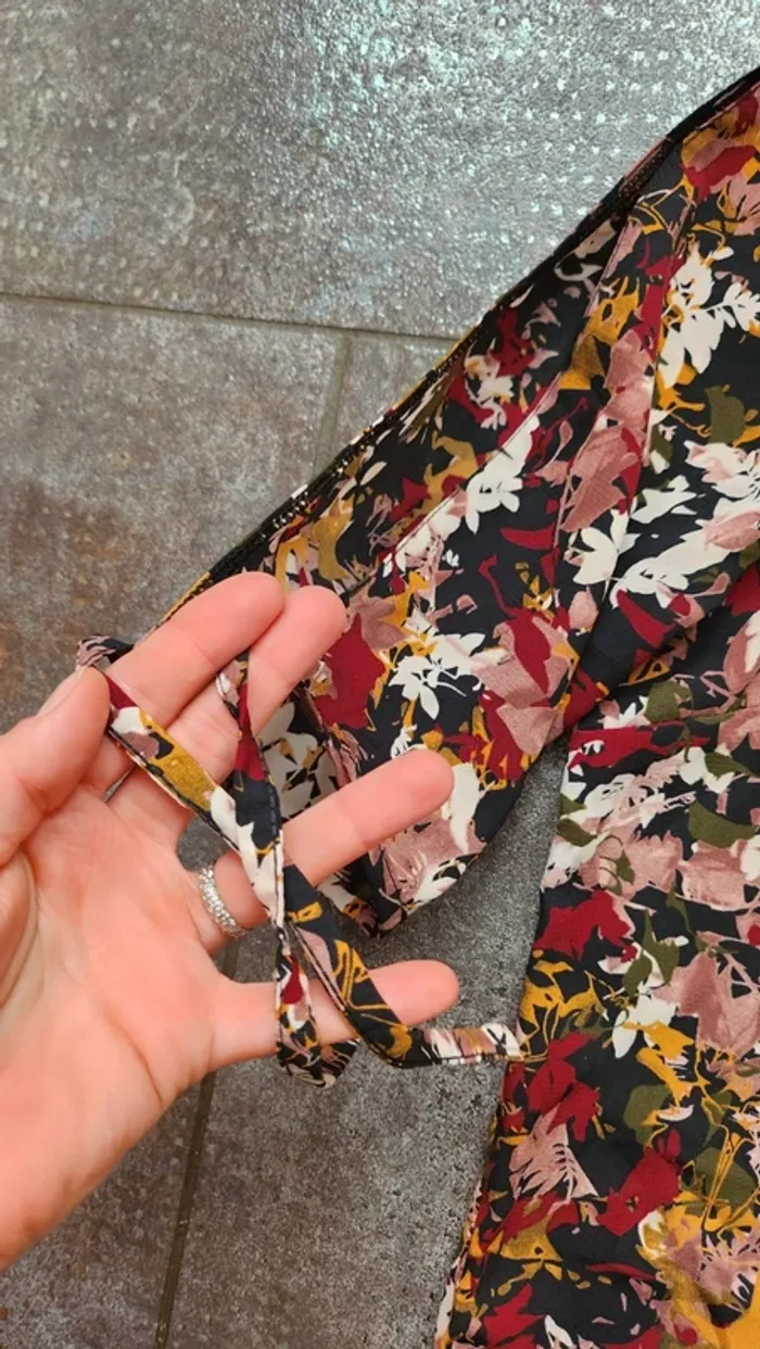 Cache cache robe 👗 fleuri taille 38
Excellent état très peu portée - photo numéro 4