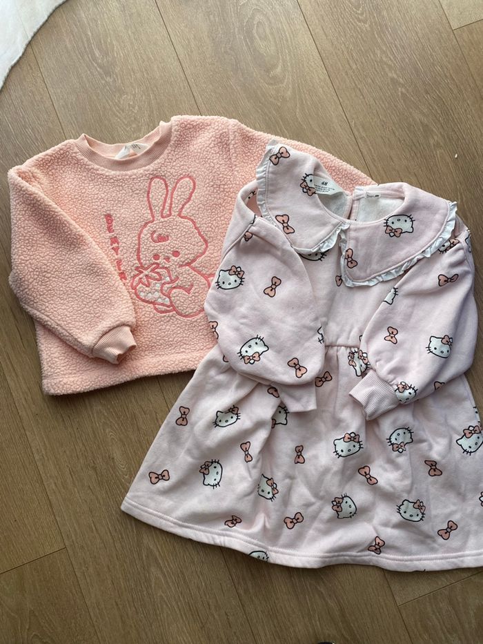 Lot vêtements fille 98-104cm : robe Hello Kitty, pull lapin, pantalon flare - photo numéro 3