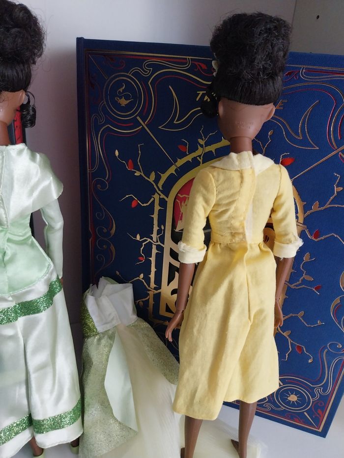 3 Poupées Tiana Restaurant Serveuse et en robe bleue et couronne + tenue verte princesse Disney - photo numéro 10