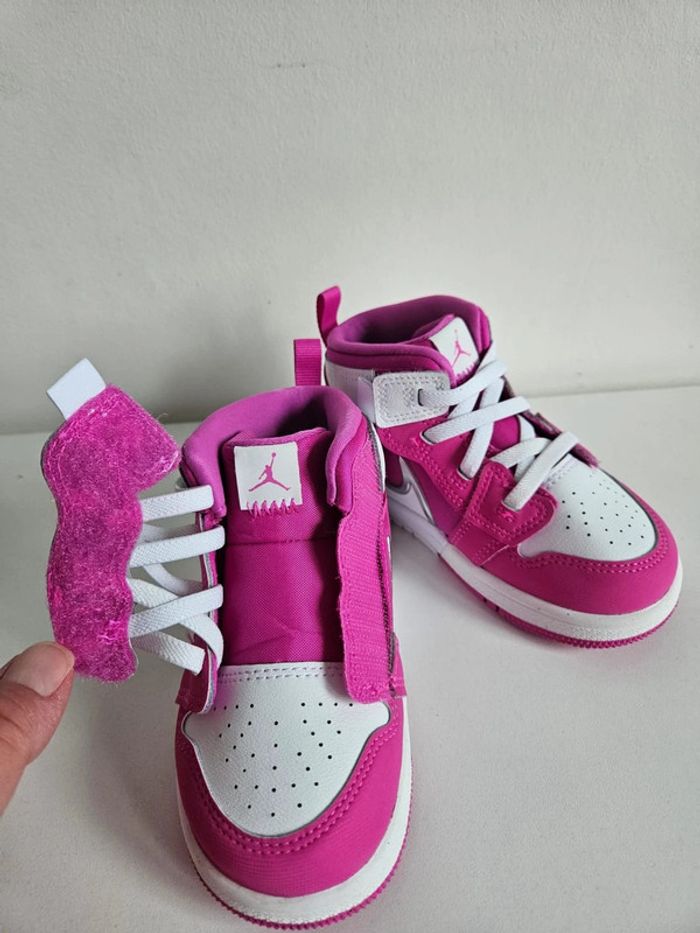 Basket fille Jordan 1 Mid EasyOn Fire rose et blanche Taille 25 neuf - photo numéro 3