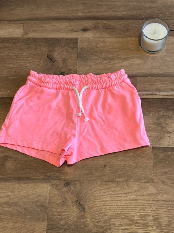 Je vend un short fille taille 4 ans très bon état