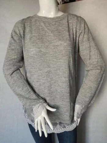 Pull gris dentelle