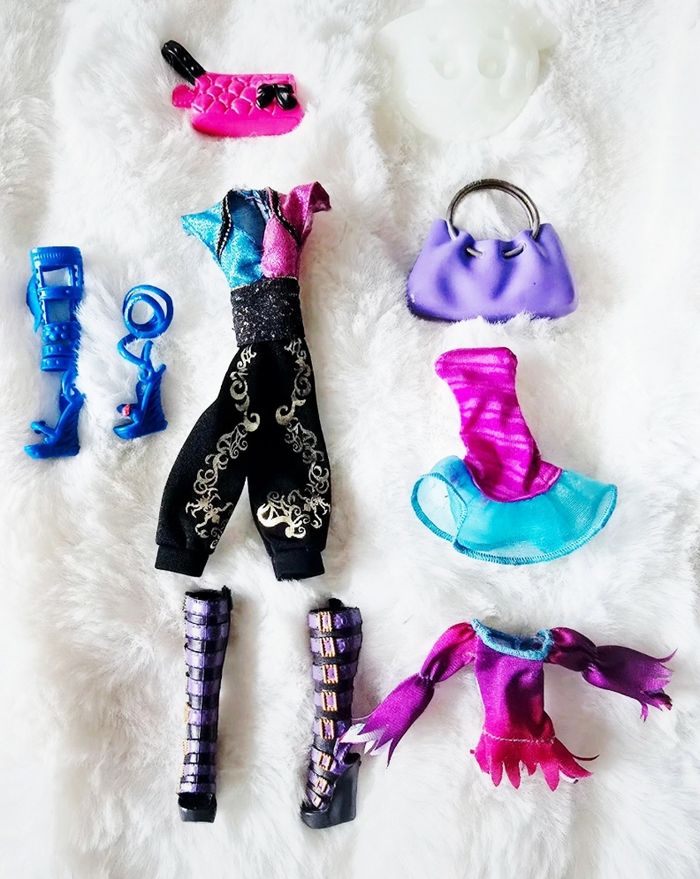 Lot de vêtements, chaussures et  accessoires pour poupées monster high en très bon état