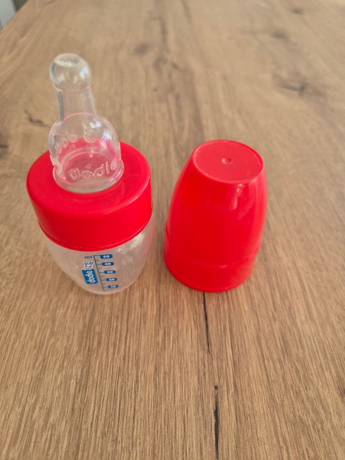 Lot biberons 150 ml + tétines + attache tétine + bavoir + biberons médicament - photo numéro 4