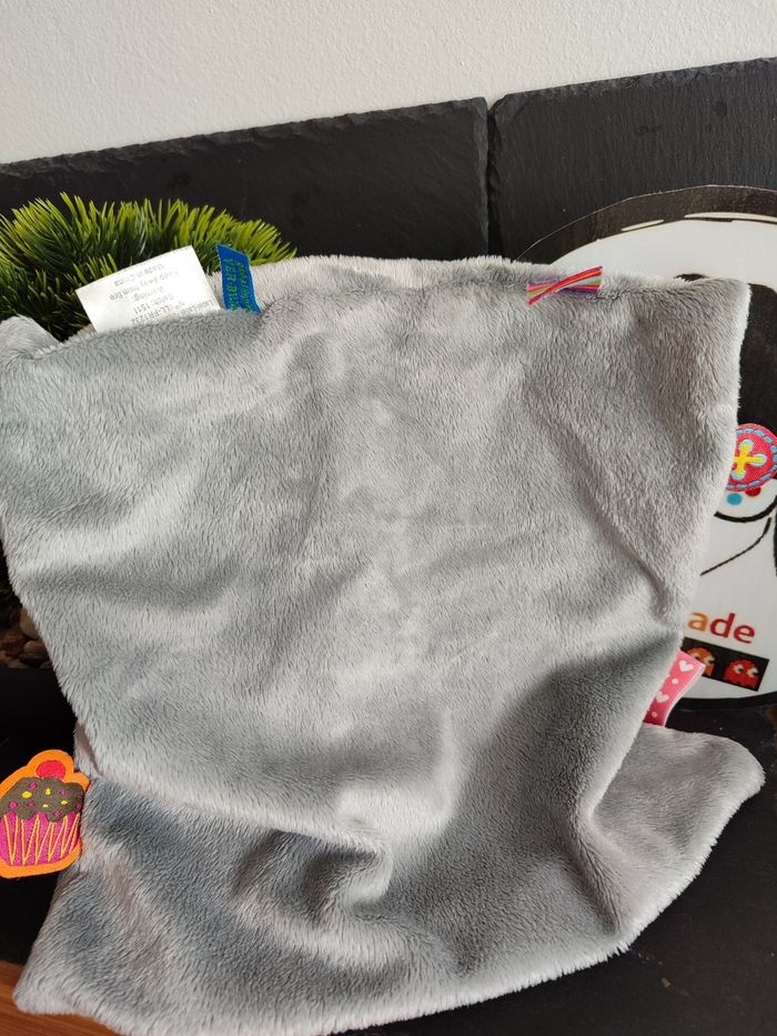 doudou plat carré éléphant gris rayé orange rouge bleu souris label label Rose - photo numéro 2