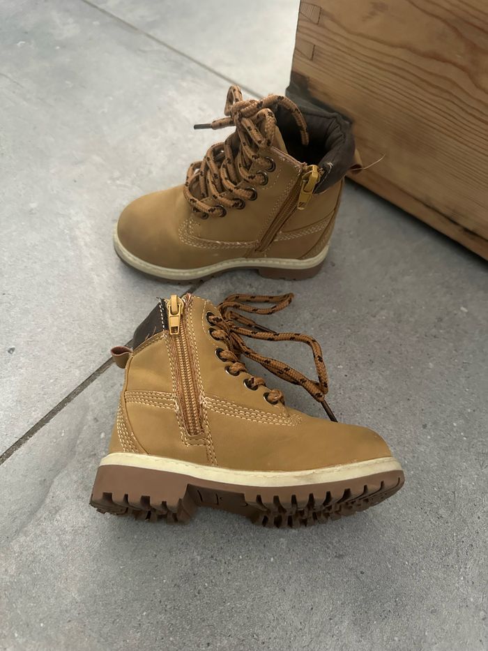 de chaussures montantes beige pointure 24 type randonnée esprit timberland