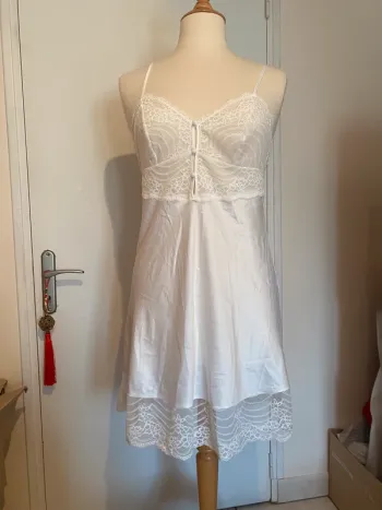 Nuisette blanche neuve