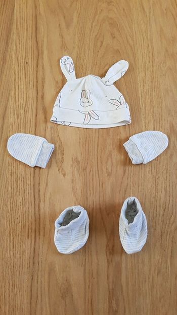 Lot pour bébé naissance bonnet moufles chaussons