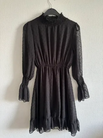 Robe à pois noire