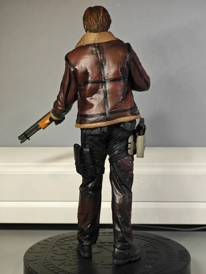 Figurine Resident Evil 4 : Leon 32cm neuve sans boîte - photo numéro 8