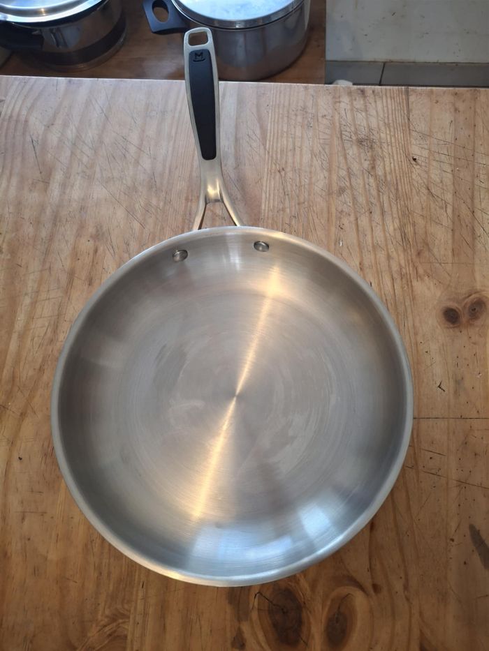 Poêle 24cm en inox 18/10 tout feux dont induction marque Mandine en très bon état - photo numéro 3