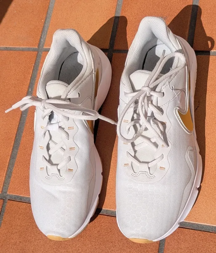Baskets Nike Legend Essential 2 pour femme TBE - photo numéro 3
