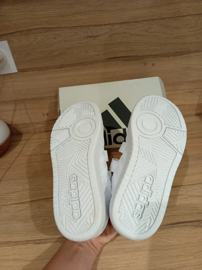 Baskets mixtes blanches à scratchs Adidas pointure 33 neuves dans leur boîte d'origine 🏷 - photo numéro 5