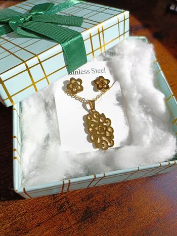 Ensemble de bijoux fleurs doré avec boîte