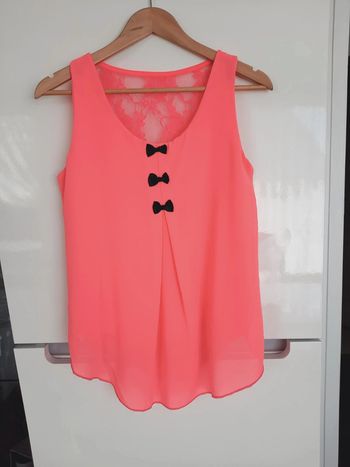 Blouse roze fluo effet évasé, avec dentelle et gris noeud au dos taille 36