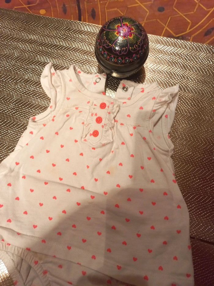 Beau body blanc à cœurs jusqu'à 3 mois - photo numéro 3