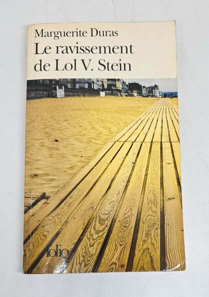 "Le ravissement de Lol V. Stein", de Marguerite Duras.
Folio.
194 pages.
ISBN : 978.2.07.036810.5