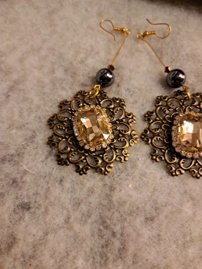 Boucles d'oreilles pendante avec strass en verre - photo numéro 3