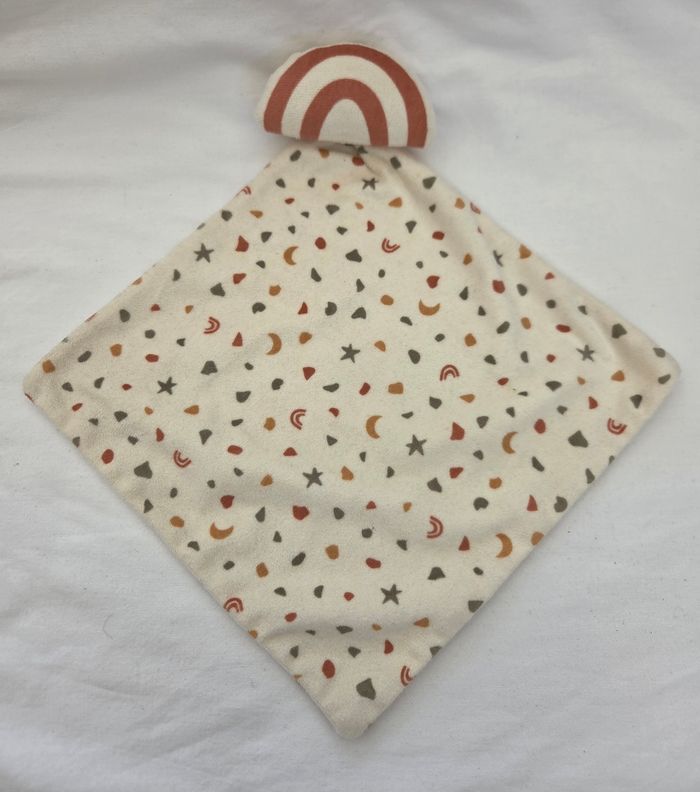 Doudou Arc-en-ciel grelot avec mouchoir - Zeeman