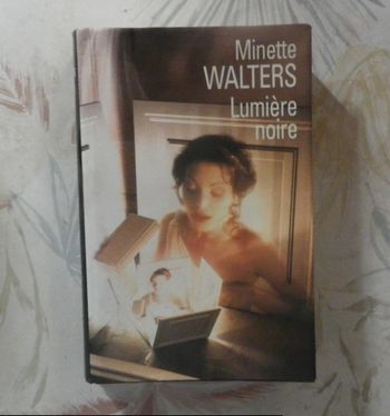 Lumière noire de Minette Walters Ed. France Loisirs