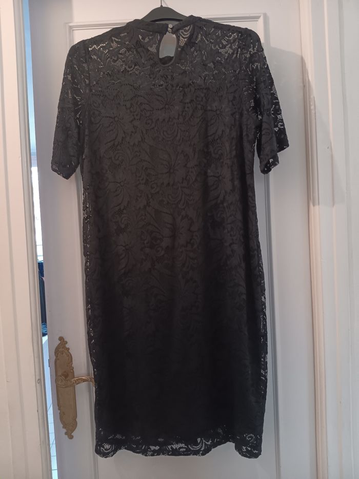 Robe noire en dentelle - photo numéro 2