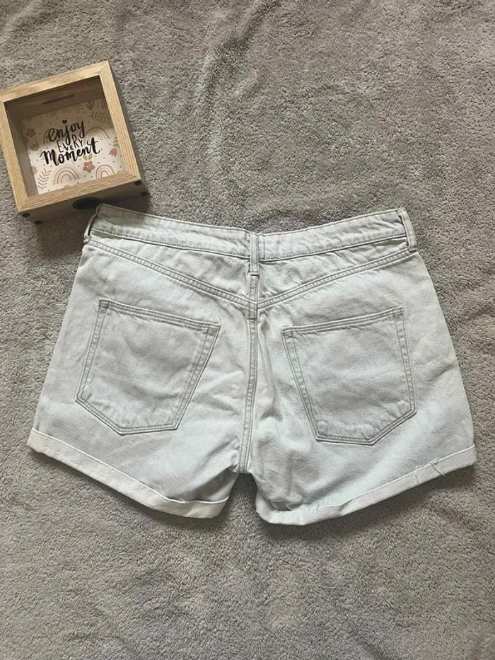 Mini short en jean clair H&M – taille 40 – 100 % coton, avec poches et passants ceinture - photo numéro 4