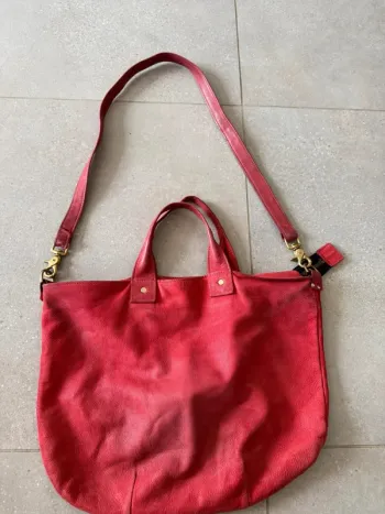 Sac à main rouge en cuir Clarevivier, bon état mais il y a des traces d'usures, 45x30cm