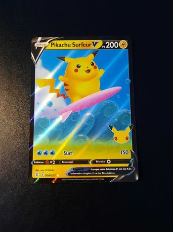 Carte Pokémon Pikachu Surfeur V 008/025 EB7.5 Célébrations 25 ans, épée et bouclier fr
