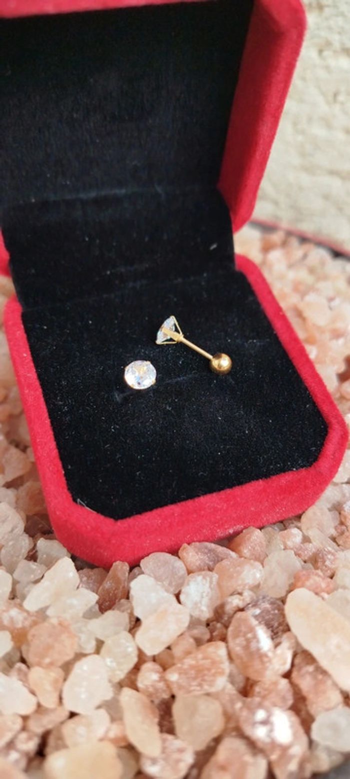 Éclatants Clous plaqué Or 24 carats et son Zircon authentique. - photo numéro 7