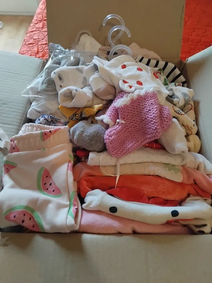 Caisses de vêtements fille 1mois - photo numéro 2