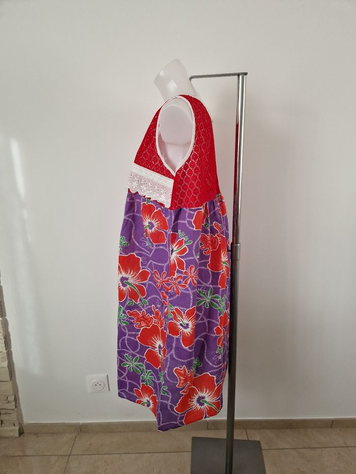 Robe polynésienne violette à motif fleurs à détail dentelle - photo numéro 3