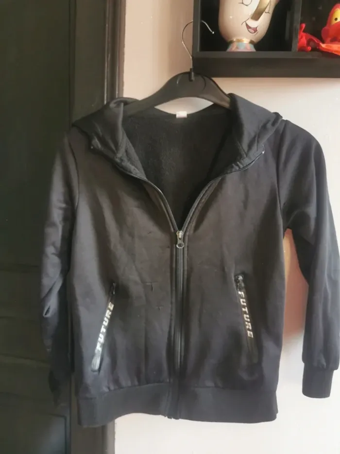 Veste à zipper de sport noir.
