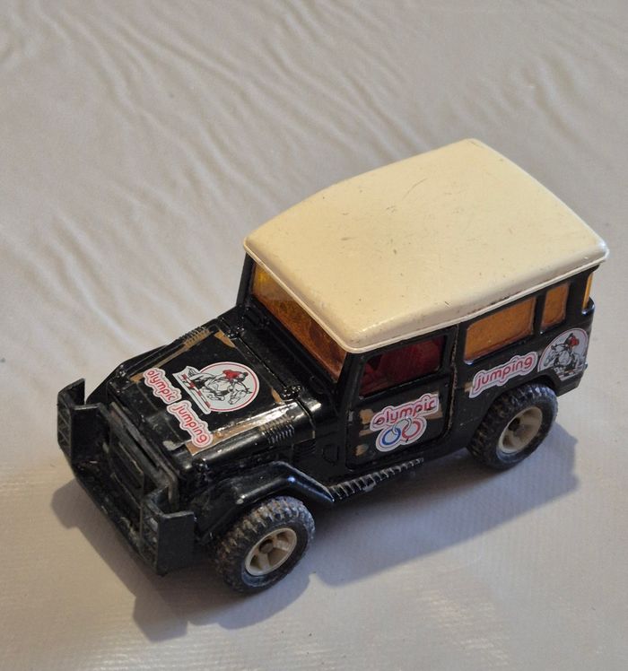 Majorette Toyota 4x4 olympic jumping 1/36 véhicule miniature