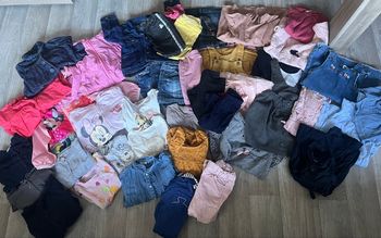 Lot de 48  articles de vêtements fille 24 mois