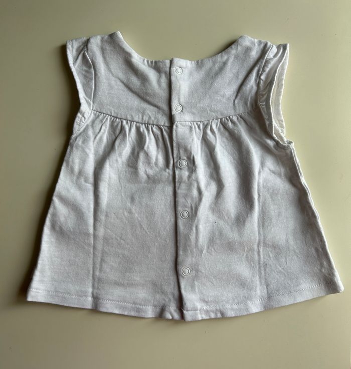 Tee-shirt blanc broderie fleurs taille 6 mois - photo numéro 3
