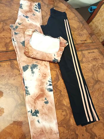 Ensemble Sport 2 legging 1 Adidas+ 1 stradivarius taille XS + 1 haut stradivarius talle XS