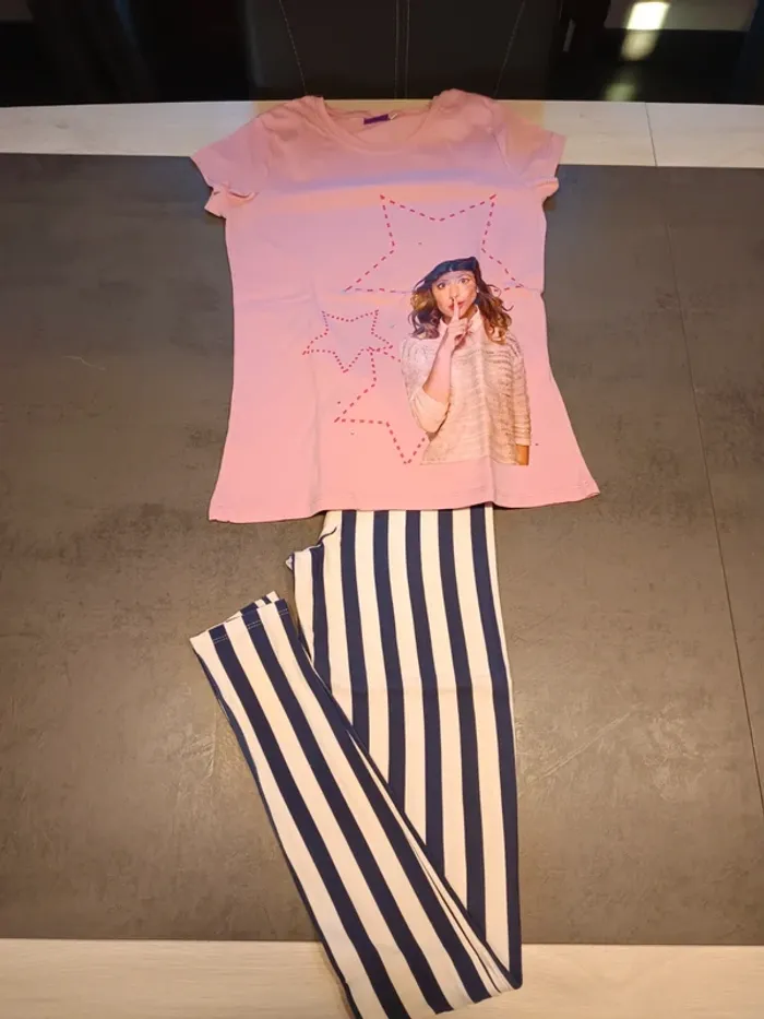 Vends pyjamas fin 2 pièces Disney Violetta taille 14 ans .