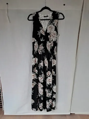 Jolie robe d'été fluide broderie dos