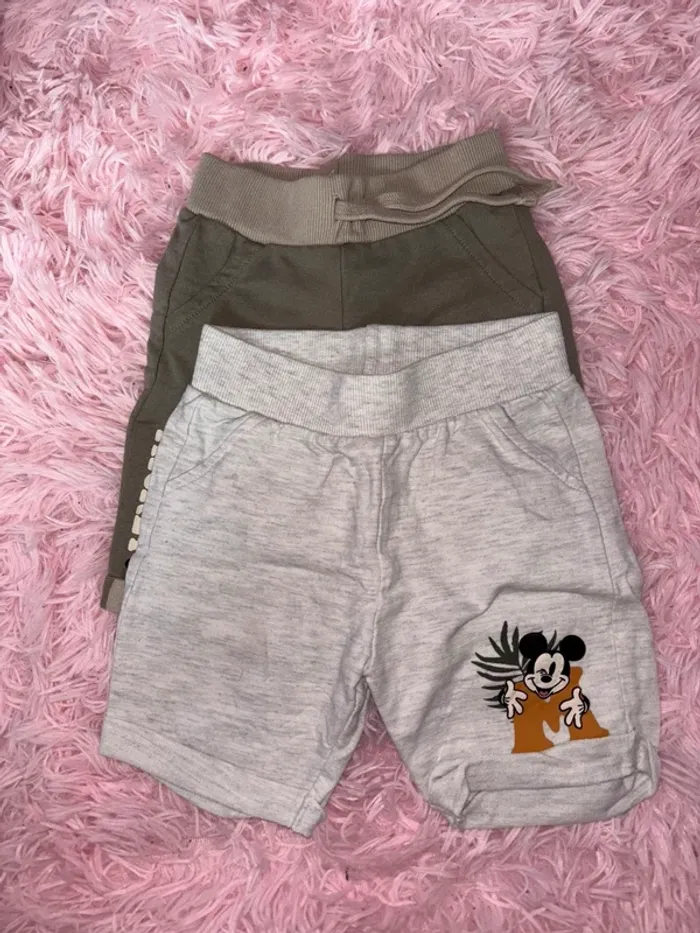 Lot de deux bermudas légers 09 mois