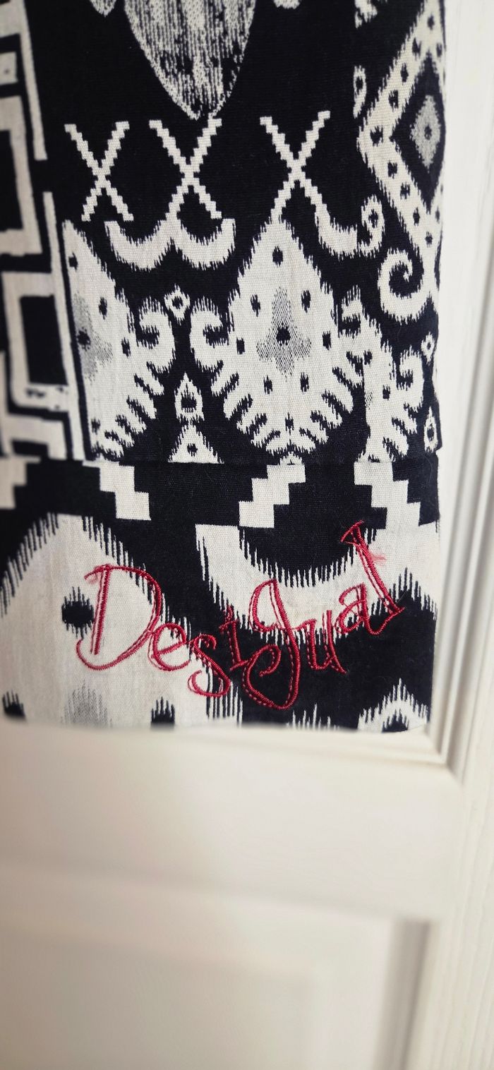 Robe Desigual T36 – Motif ethnique noir & blanc brodé – Pièce originale ✨ - photo numéro 2