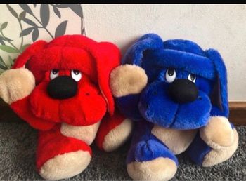 2 chiens en peluches