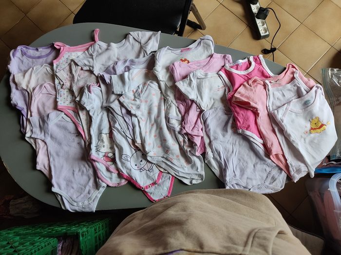 Lot de 20 bodies fille taille 6 mois
