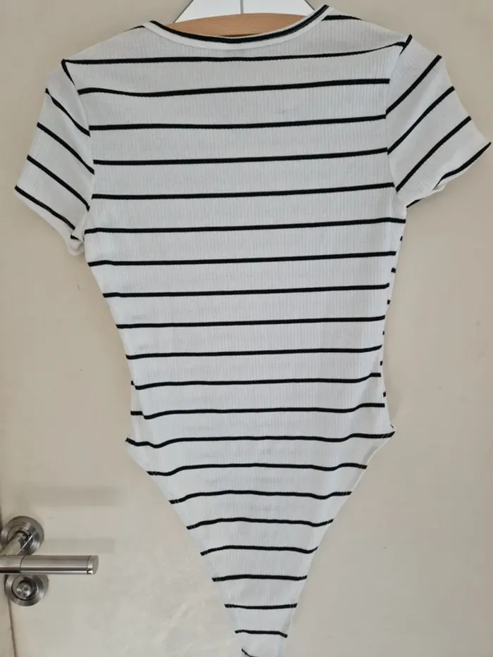 Body blanc et noir côtelé à rayures taille M - photo numéro 2